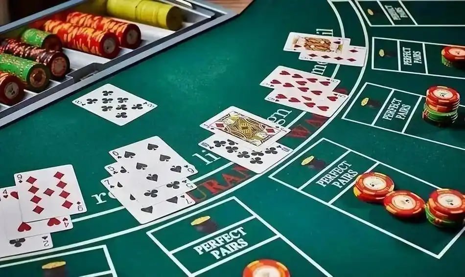 Tampilan permainan Treasures Aztec dengan gulungan, garis pembayaran, dan kontrol taruhan